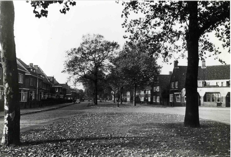 Laaressingel 121 vroeger 53  hoek Asterstraat in noordoostelijke richting 1950.jpg