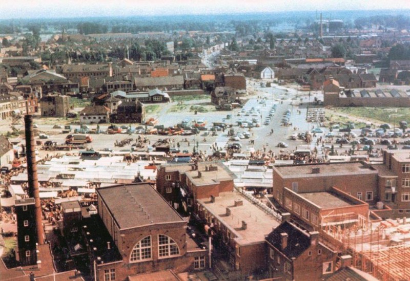 Kuipersdijk 2 gezien vanaf Stadhuistoren nog zonder Postkantoor links badhuis Van Heek 1961.jpg