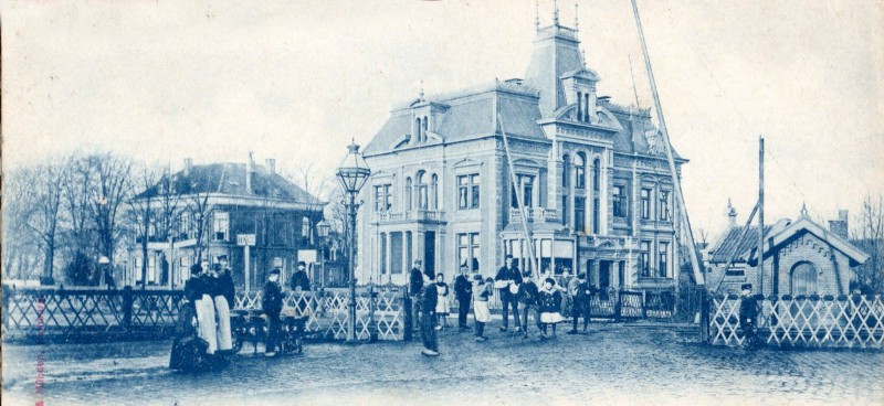 Hengelosestraat 32 hoek Deurningerstraat 1 Links de villa van Helmich August van Heek, het latere rusthuis Licht en Vrede. In 1960 gesloopt.jpg