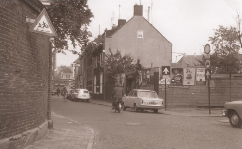 Noorderhagen 36 Voorzijde panden, met rechts o.a. cafe J.C. Blom en Lasonder Verf-Behang. Links Wagemakers 1967.jpg