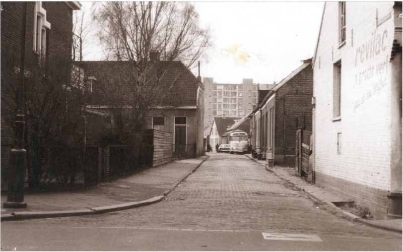 Gronausedwarsstraat 1 e.v. Straatbeeld gezien in zuidelijke richting vanuit de Espoortstraat 1967. Vroeger De Broeikast geheten.jpg