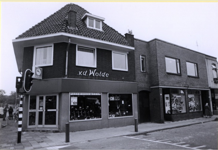 Lipperkerkstraat 174 Hoek Oliemolensingel met Het Rijwielpaleis van der Wolde 13-9-1984.jpg