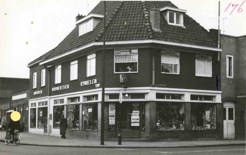 Lipperkerkstraat 174  Hoek Oliemolensingel, rijwielwinkel 1962.jpg