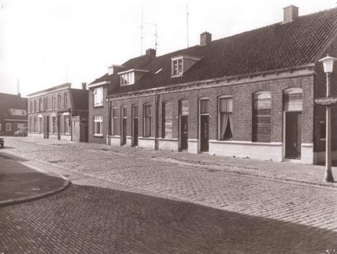 Renbaanstraat 44-46 e.v. woningen gezien vanaf de Kroedhöftestraat richting Talmaplein. nov. 1974.jpg