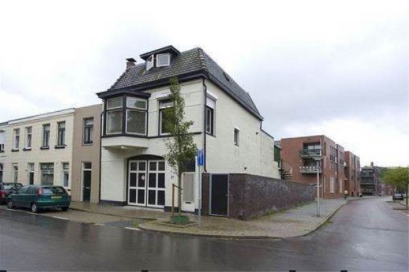 Emmastraat 77 hoek Nassaustraat vroeger pand stalhouderij J.H. Aldenkamp later stalhouderij Beunk.jpg