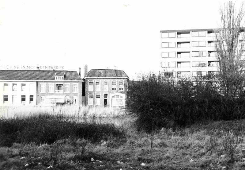 Molenstraat 77-85 Zicht vanaf de Parallelweg op de Molenstraat met machinefabriek Sanders en de Molenflat. 1971.jpg