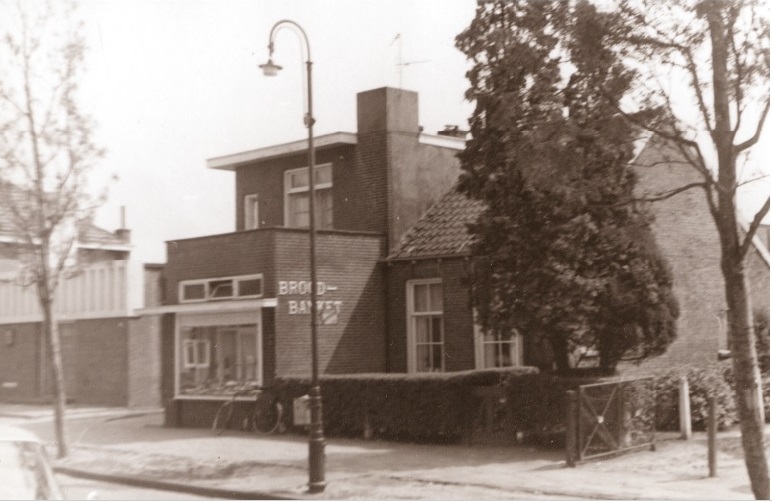 Lipperkerkstraat 396-398 woning en bakker Sanders 1967.jpg