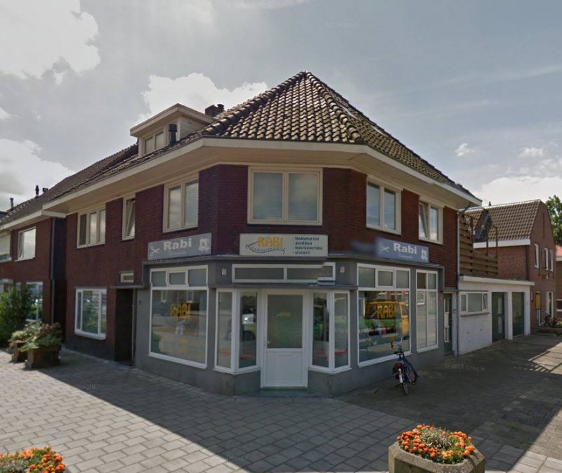 B.W. ter Kuilestraat 77 hoek Wicher Nijkampstraat vroeger winkel Sanders nu Rabi kledingreparatie.jpg