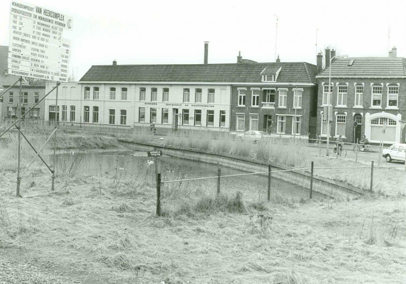 Molenstraat 77-85  blusvijver  textielfabriek van Heek en Co.; op de achtergrond Sanders IJzergieterij en Machinefabriek 1986.jpg