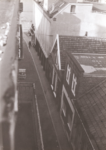 Stadsgravenstraat 29-39 gezien vanuit oostelijke richting met rechts bioscoop Alhambra 1970.jpeg