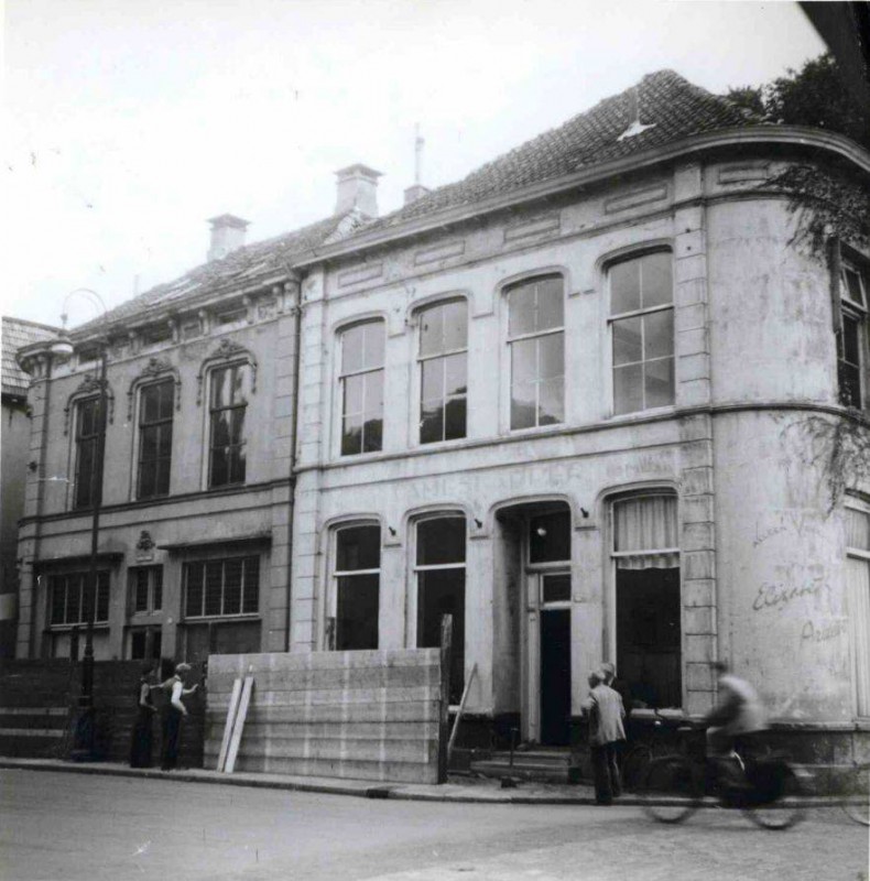 Langestraat 33-35 hoek Raadhuisstraat Herenhuizen tussen Knijphoeksteeg en Kerkgang 2-9-1953 pand rechts is gesloopt.jpg
