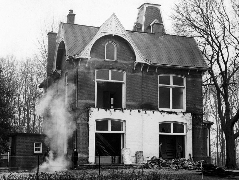 Gronausestraat 12 vanaf Lorentzlaan Afbraak villa met vrijstaand koetshuis Wooldrikspark, eind jaren 60..jpg