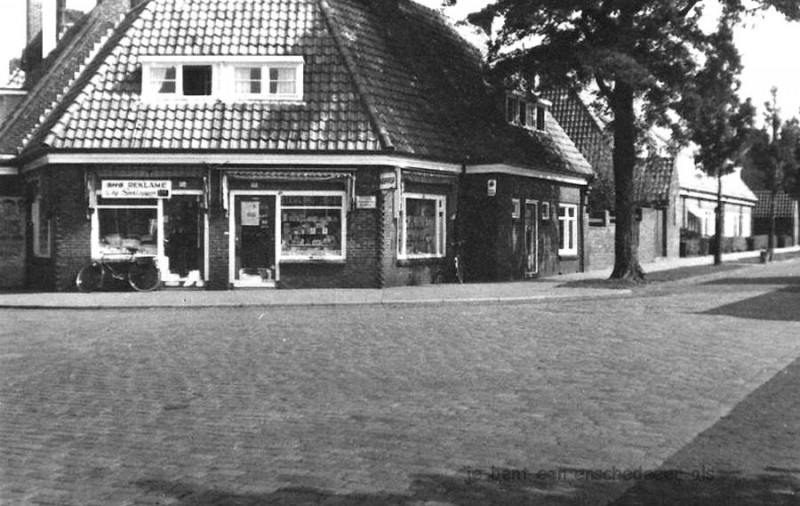 Ribbeltsweg 53-55 hoek Margrietstraat .links Schildkamp Hygiënische Slagerij en rechts Herenkapper Theo Phalplatz 1958.jpg