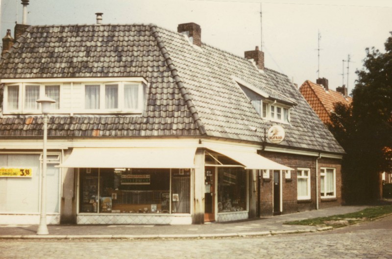 Ribbeltsweg 53-55 hoek Margrietstraat (vroeger Korenstraat) slagerij Schildkamp en kapsalon Theo Pahlplatz 1972.jpg