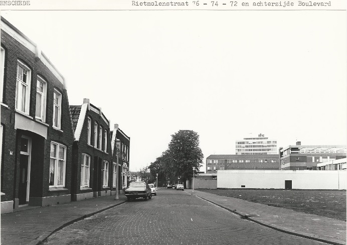 Rietmolenstraat 72-76  richting van de Brinkstraat, met rechts de achterzijde van de panden aan de Boulevard 8-5-1980.jpg
