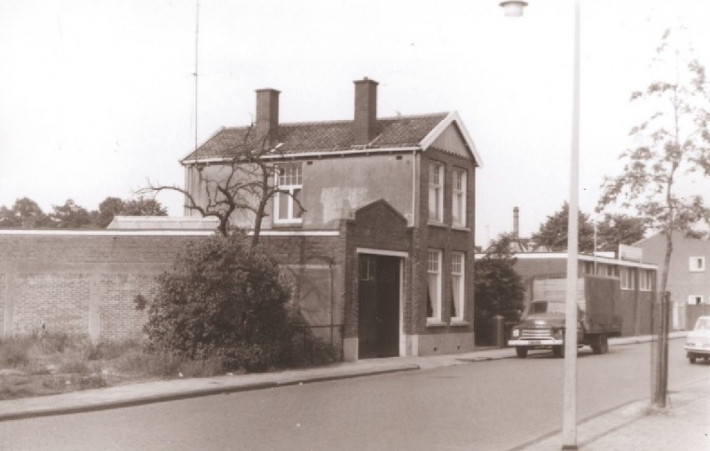 Tweede Emmastraat 8-10 Voorzijde woningen en bedrijfspand van Houtbouw- en Aannemersbedrijf Olink 1967.jpg