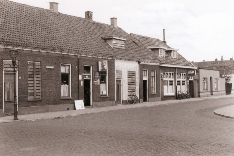 Alsteedsestraat 38 cafe G. Schippers tussen Oranjestraat en Mooienhofstraat juli 1955.jpg