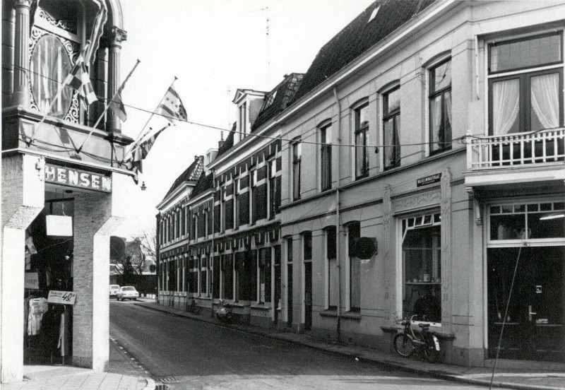 Wilhelminastraat 2-12 vanaf hoek Oldenzaalsestraat links Hensen.jpg