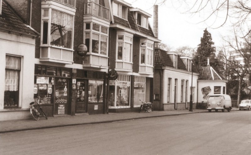 Gronausestraat 88 later Espoortstraat 162 thv Gronausedwarsstraat winkels 1967.jpg