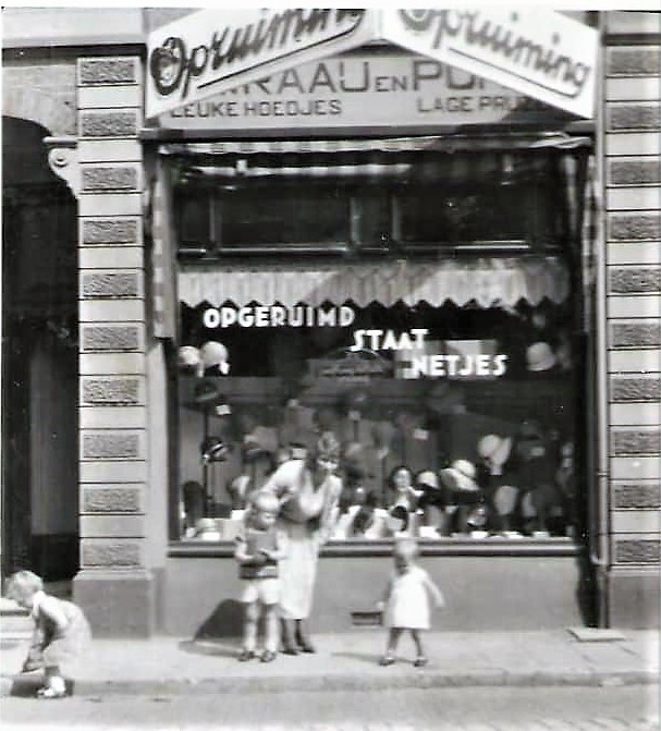 Lipperkerkstraat 71 Fa. van Raay & Punte hoedjeszaak 1930.jpg