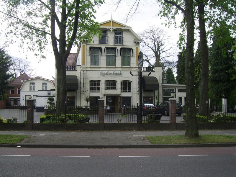 Parkweg 37 en op 39 hotel Rodenbach vroeger Modern.jpg