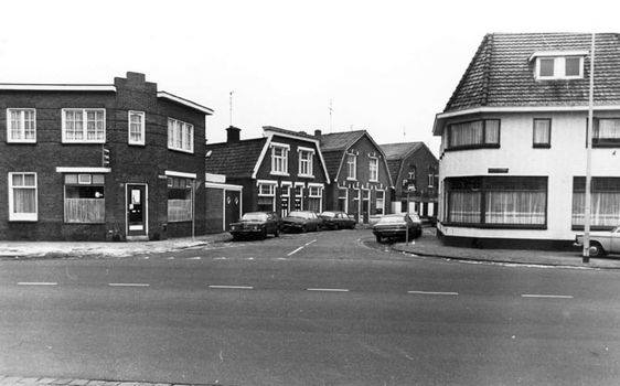 Oliemolensingel 82-90 hoek Gronausevoetpad 112  met rechts de kantoren van garage van Kempen..jpg