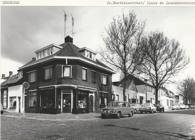 Dr. Benthemstraat 1 Tabakswinkel hoek Lasonderstraat (vroeger Binnenweg) 2-4-1980.jpg