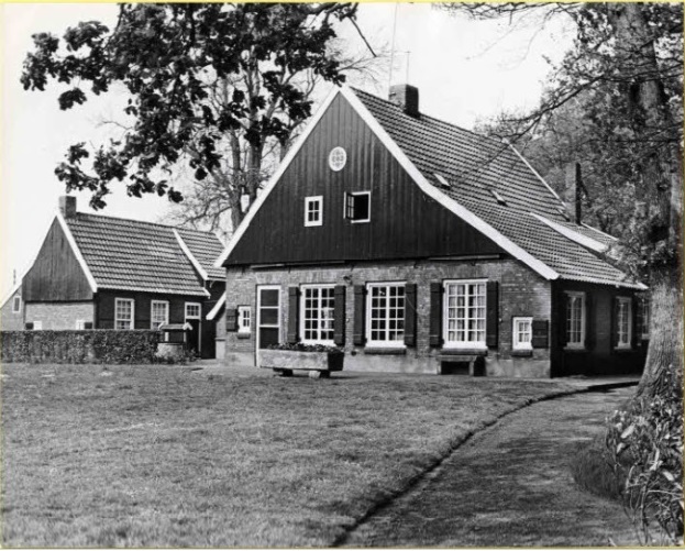 Heutinkstraat 309-311 Derkinkweg 65 vroeger Veenstraat 309 Het Heutink , boerderij en woning. 1965.jpg