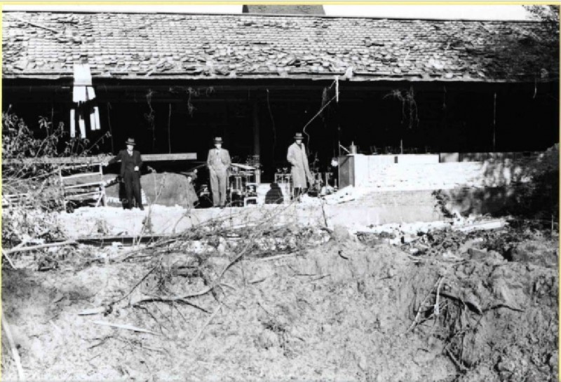 Joan Coststraat 1 Bandfabriek Scholten en Van Heek, na bombardement van 10.10.1943..jpg