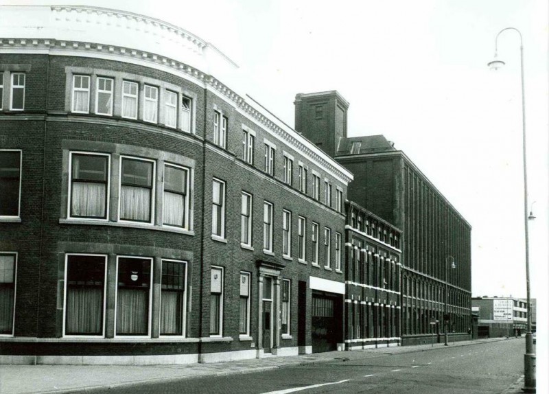 Haaksbergerstraat 65-67 hoek Koningstraat textielfabriek JF Scholten.jpg