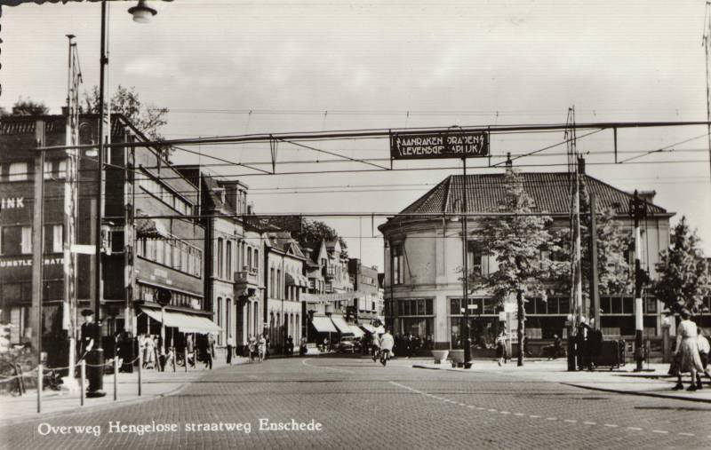 Hengelosestraat 30B hoek Stationsplein 1 spoorwegovergang. Royal.jpg