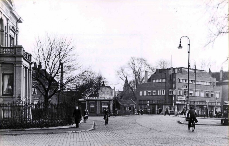 Hengelosestraat 30B  en 30A Leeftink Sport. 1943.jpg