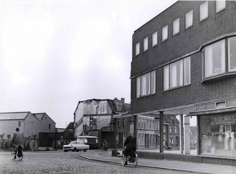 Willemstraat 38-40 hoek Alsteedsestraat  Afbraak woningen en winkels, o.a. Wagelaar fournituren en Schoo meubelzaak. 1953.jpg