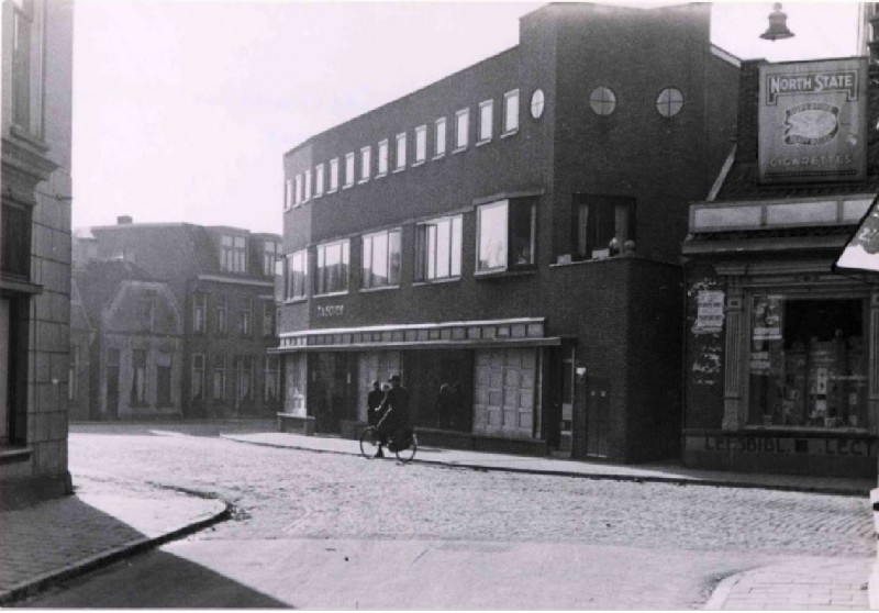 Willemstraat 38-40 vanuit de Kalanderstraat met gedeelte van de Alsteedsestraat met rechts de meubelzaak van de fa. J.A. Schoo. jan. 1944.jpg