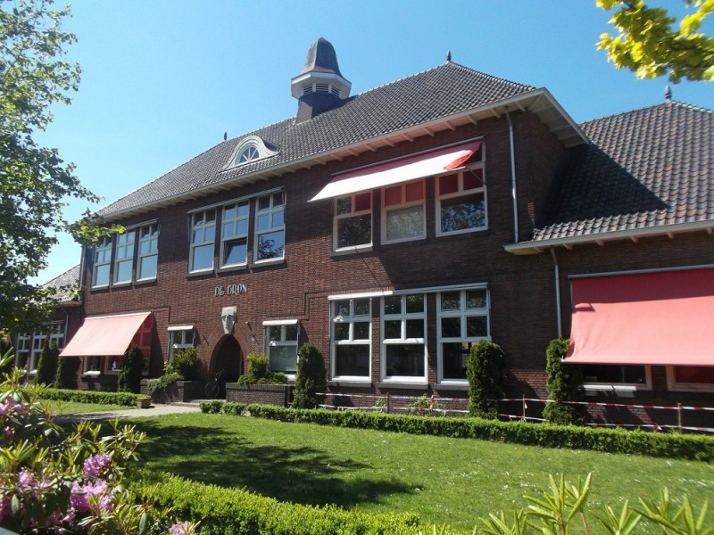 Haaksbergerstraat 416 basisschool De Bron vroeger School met de Bijbel.JPG