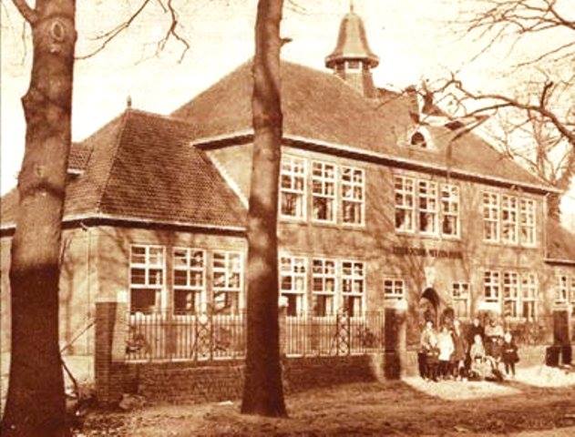 Haaksbergerstraat 416 De Bron vroeger School met de Bijbel.jpg