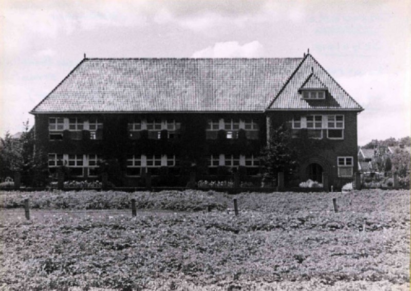 Franklinstraat 15 4e C.V.O.-school, sinds 1953 Koningin Julianaschool genaamd, christelijke lagere school. juli 1943.jpg
