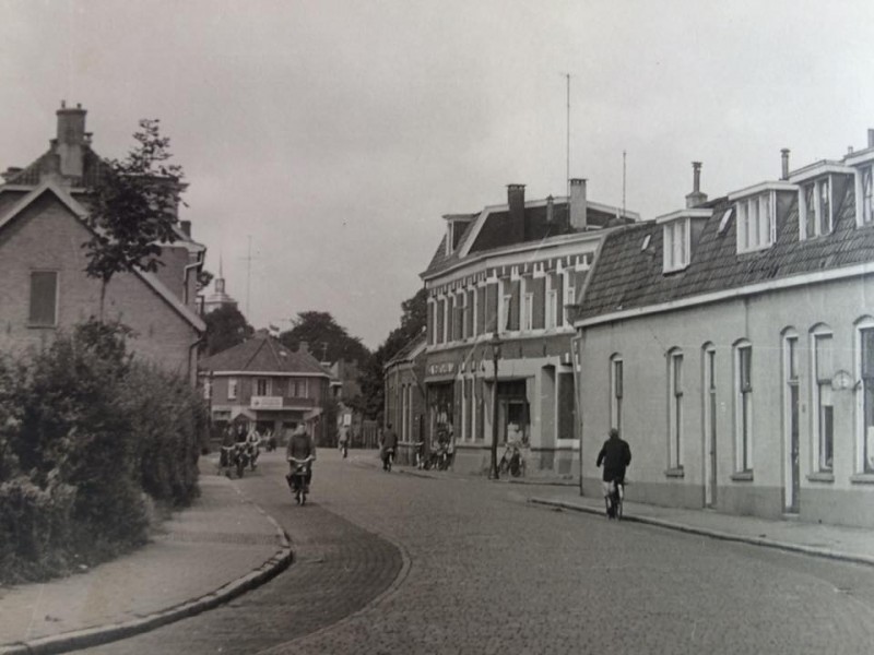 Veenstraat 56 en Kortelandstraat 2 met op de splitsing rechts de melk winkel en 79 rechts schoenmaker Bennie Mars.jpg