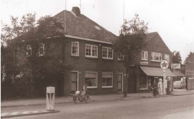 Broekheurnerweg 78-82 Voorzijde woningen met benzinestation Landewe 1967.jpg