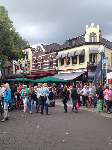 Oude Markt 20 hoek Menistensteeg Proeflokaal Belgie vroeger cafe Monopole.jpg