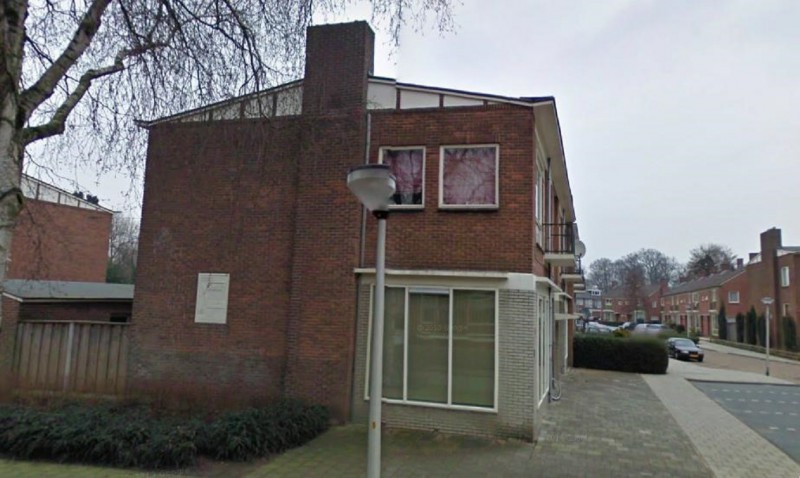 Ranonkelstraat 1 hoek Aronskelkstraat met gedenkplaat 1000ste woning.jpg