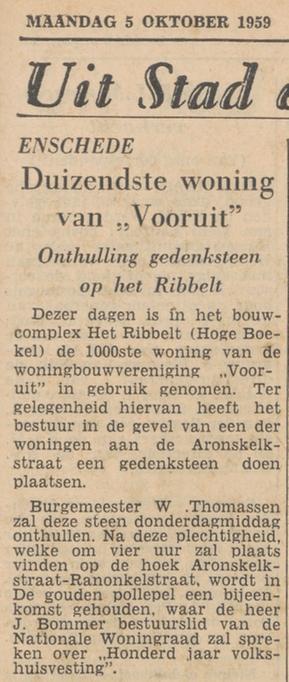 Ranonkelstraat 1 hoek Aronskelkstraat gedenkplaat 1000ste woning woningbouwvereniging Vooruit krantenbericht Tubantia 5-10-1959.jpg