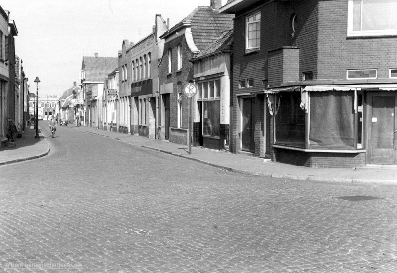 Koningstraat 2-24 hoek Beltstraat. nr. 2a bandenzaak Vulco.jpg