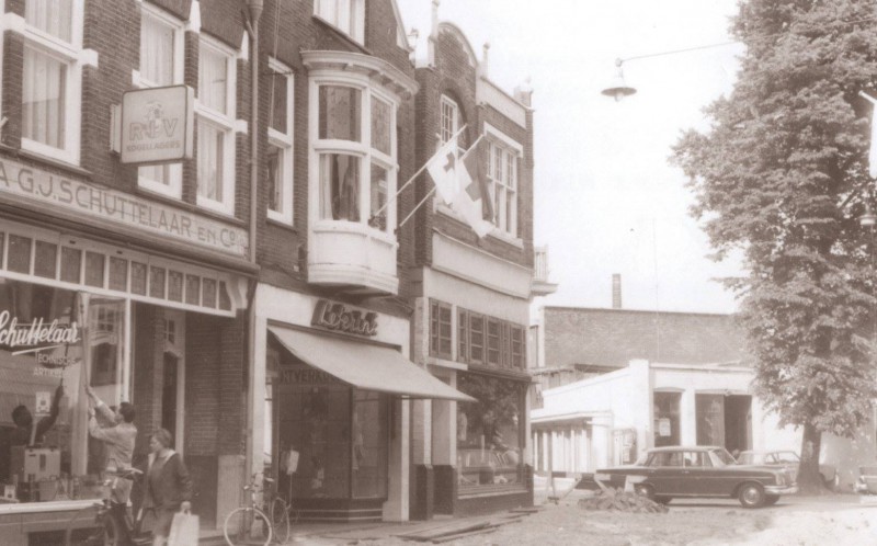 Burgemeesterstraat 13 Firma G.J. Schuttelaar Technische artikelen en winkel Leferink 1967.jpg