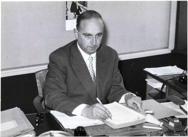 Mr. L.M.N. Schweitzer Wethouder van Volkshuisvesting, Bouw- en economische Zaken 1959.jpeg