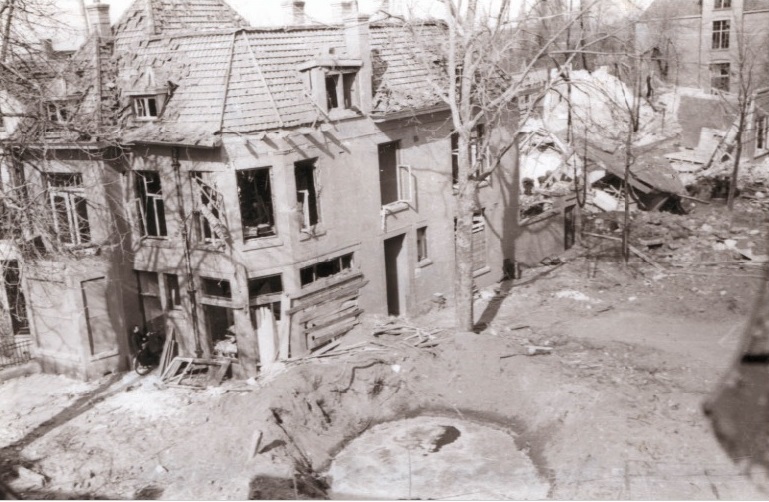 Visserijstraat 1 hoek Molenstraat 15 Bombardement 20 maart 1945.jpg