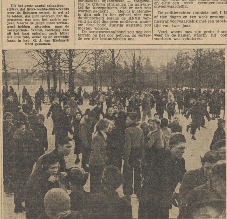 G.J. van Heekpark tennisveld schaatsen krantenfoto Tubantia 7-1954.jpg