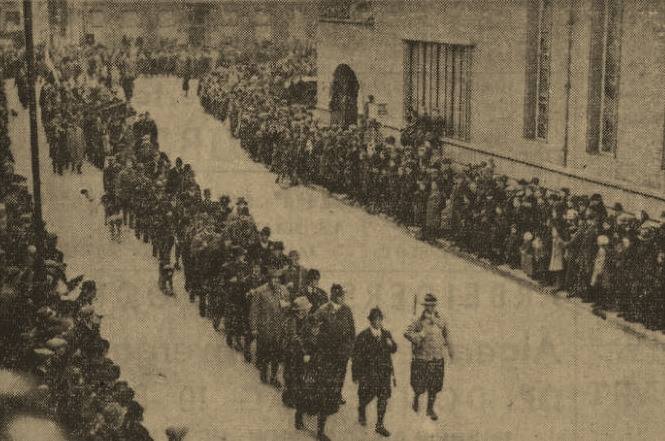 Langestraat 24 stadhuis optocht 1-2-1938  ter ere van de geboorte van Prinses Beatrix op 31 januari 1938..jpg