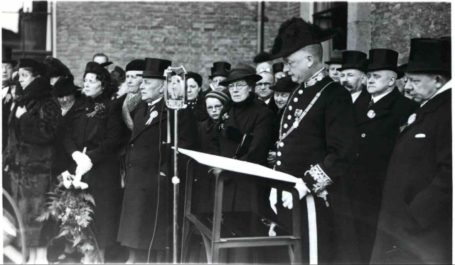 Voorlezen oorkonde door burgemeester Rückert i.v.m. geboorte prinses Beatrix. jan. 1938.jpeg