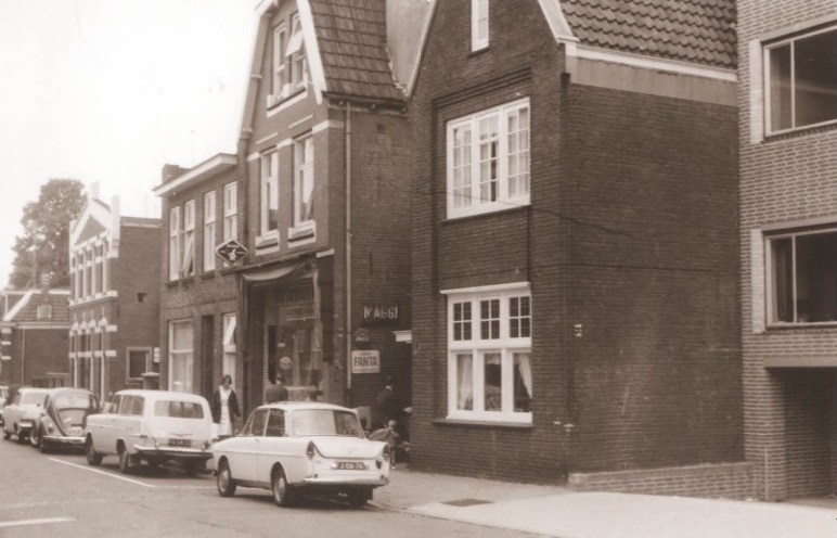 Emmastraat 132 Voorzijde woningen en winkels 1967.jpg